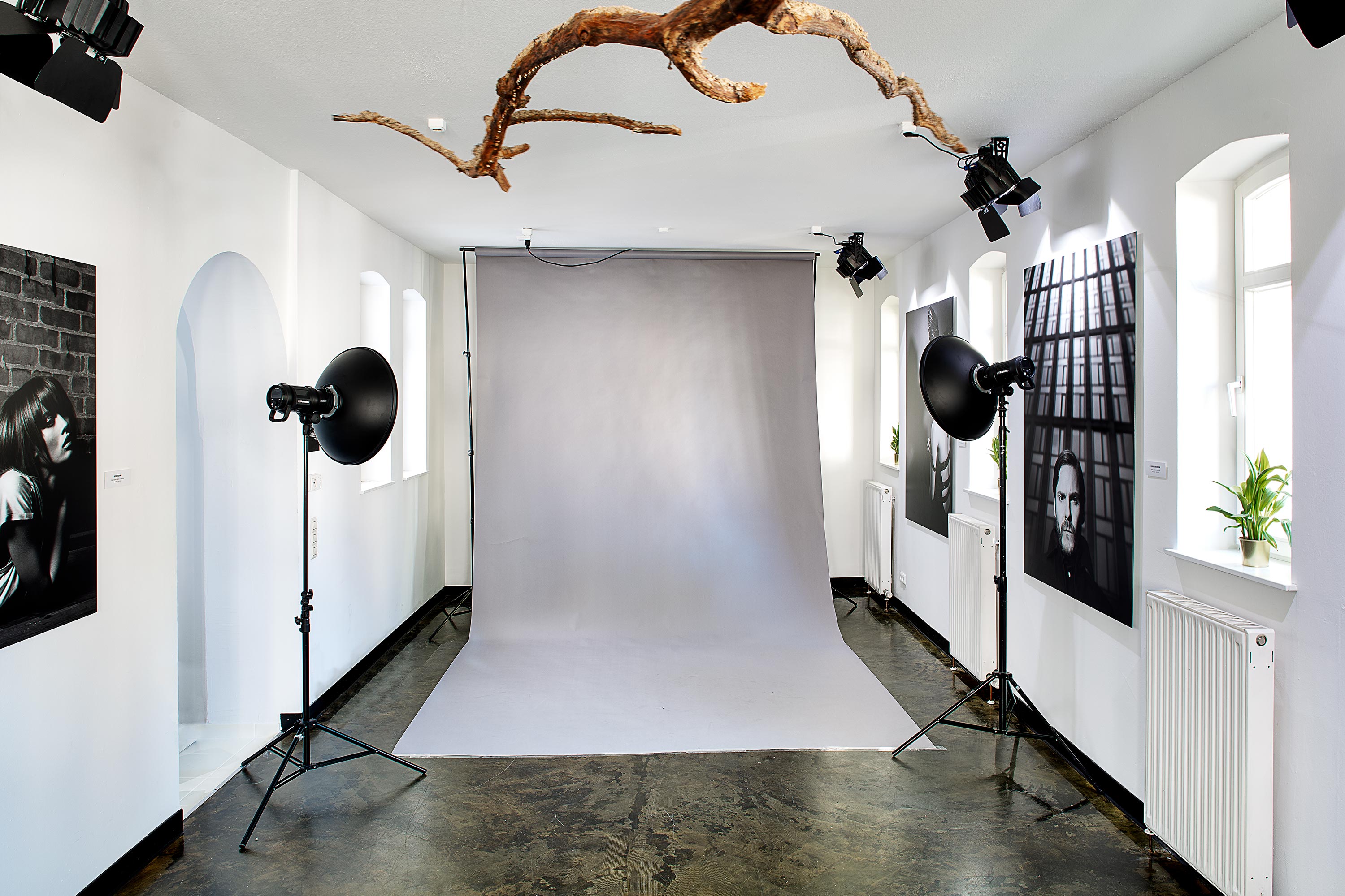 Eventlocation: Gallery Stauch als Location für Foto- und Filmproduktionen – großzügiger Galerieraum mit professionellem Foto-Setup in Stuttgart. - Gallery Stauch