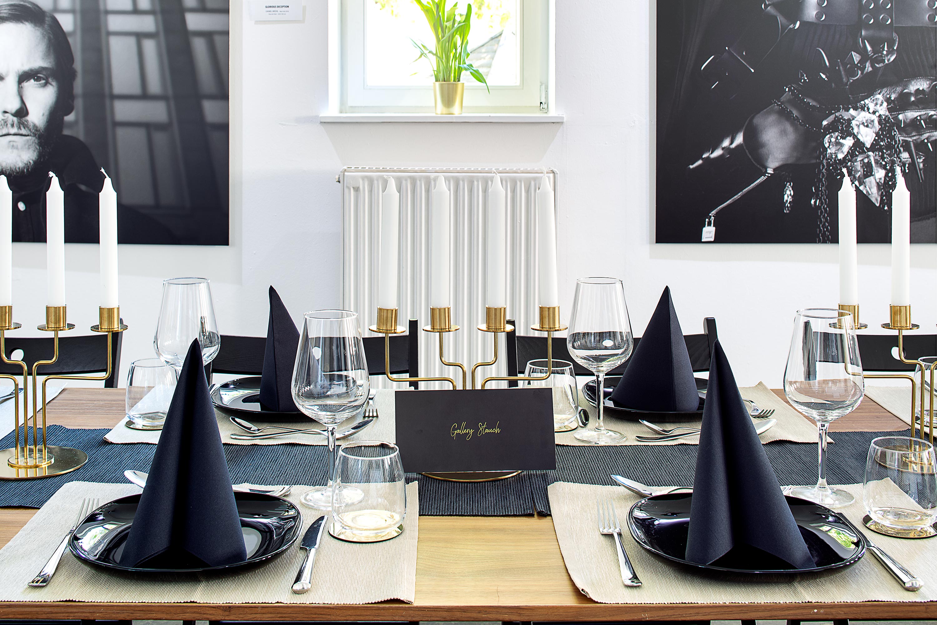 Eventlocation: Dinner-Setting in der Gallery Stauch Stuttgart mit hochwertiger Tischdekoration – geeignet für exklusive Dinner- und Firmenevents. - Gallery Stauch