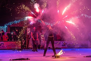 Künstler: Großes Funkenfinale mit Pyrotechnik auf Eis. Von Flamba Feuershow - Flamba Feuershow & Lichtshow