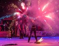 Künstler: Großes Funkenfinale mit Pyrotechnik auf Eis. Von Flamba Feuershow - Flamba Feuershow & Lichtshow