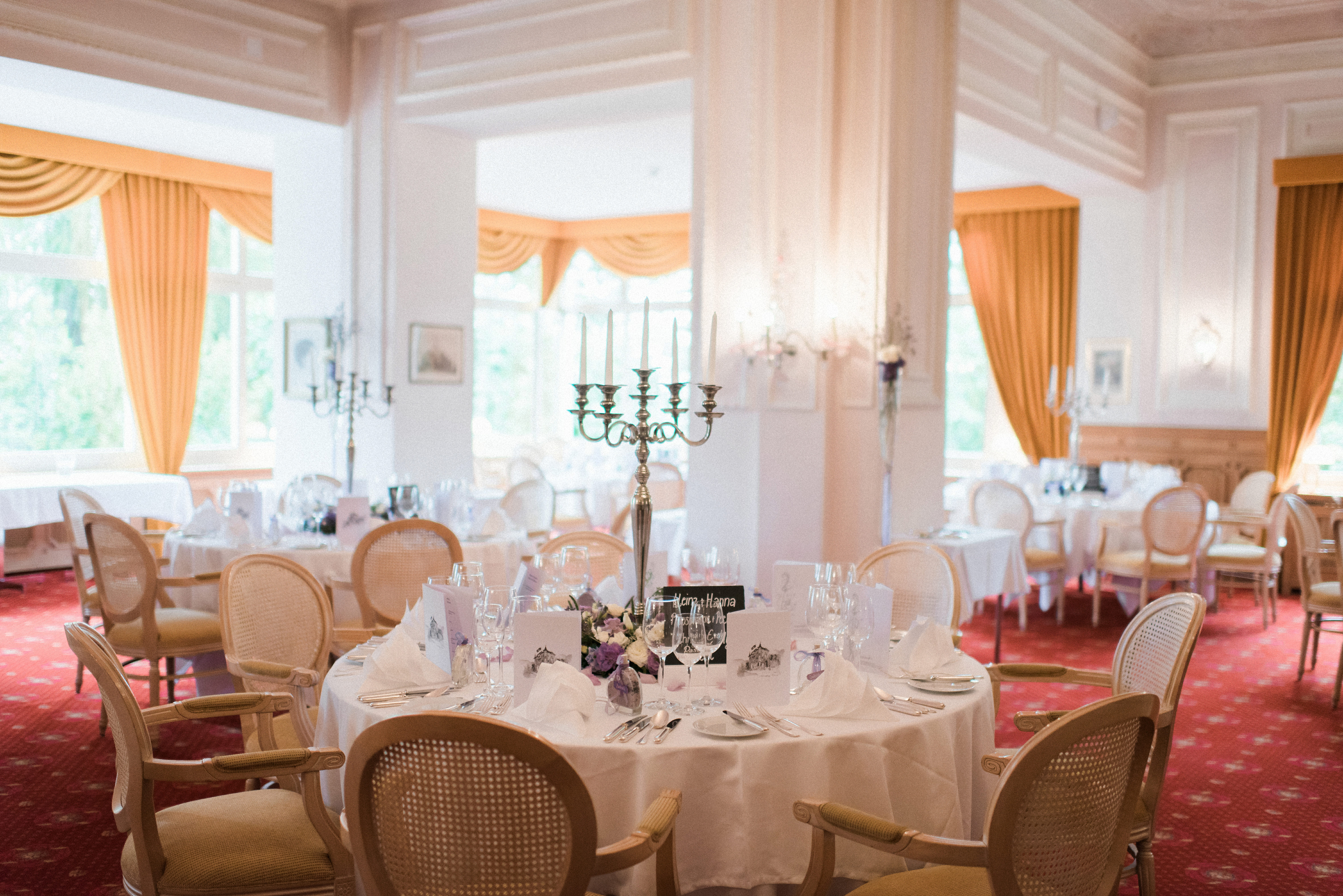 Eventlocations - Zimmerausstattung: Schreibtisch - «Salle à Manger» 
Hier dinieren Sie wie einst schon Kaiserin Sissi oder Albert Einstein: In einem geschichtsträchtigen Raum in zeitlosem Jugendstilambiente. Der geräumige und elegante Salle à Manger ist ein gross-artiger Saal für unvergessliche Hochzeiten, Bankette oder Familienfeste - und das schon seit immer. - Schweizerhof Flims, Romantik Hotel