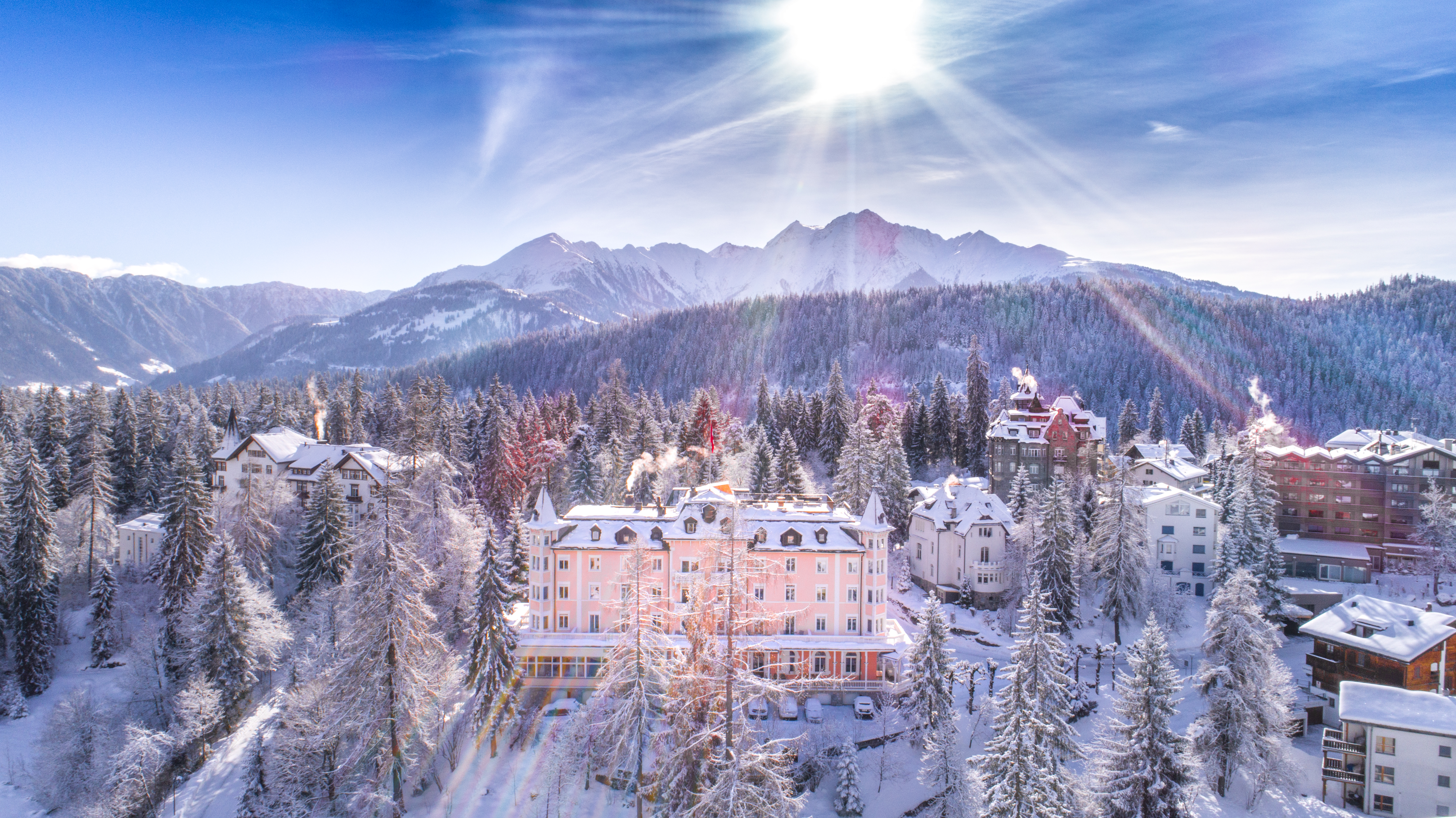 Eventlocation: Unser charmantes Jungendstil Hotel wurde 1903 erbaut und wird momentan in der 4. Generation der Familiengeschichte geführt. Das Haus wurde stets renoviert und entspricht den heutigen Standards. - Schweizerhof Flims, Romantik Hotel