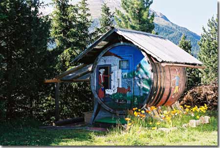 Eventlocations - Davos Platz - Weinfass Schellenursli und Flurina 