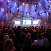 eventtechnik leihen: Ton,- Licht- und Projektionstechnik. Projektionen und Beschallung für 1500 Personen - B&B Technik + Events GmbH - Mainz