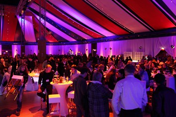 Veranstaltungstechnik mieten: Abendveranstalltung in einem extra errichteten Zelt mit rund 1000 Gästen - B&B Technik + Events GmbH - Mainz