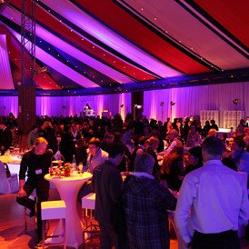 Veranstaltungstechnik mieten: Abendveranstalltung in einem extra errichteten Zelt mit rund 1000 Gästen - B&B Technik + Events GmbH - Mainz