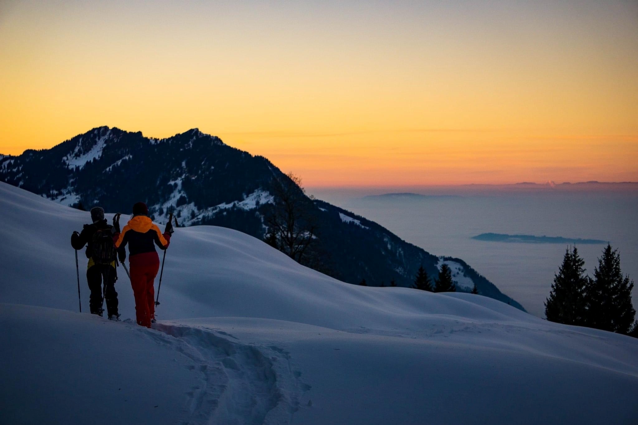 Eventagenturen: Ein perfekter Wintertag hoch über dem Walensee Schneeschuhtour auf leisen Sohlen durch verschneite Winterlandschaften. Der ideale Winterausflug für Firmen, Vereine und Private Gruppen.
Taucht ein in die stille, verschneite und ursprüngliche Naturlandschaft. Auf leisen Sohlen führen Euch unsere ausgebildeten Guides durch glitzernde Wälder, über sanfte Hügel und vorbei an den Spuren der heimischen Tierwelt. Fernab von Hektik und Lärm erlebst du die Natur intensiv, entschleunigt und kannst den Alltag für ein paar Stunden beiseiteschieben.

Nach der Tour erwartet Euch ein kulinarischer Abschluss mit Fondue oder Raclette in gemütlicher Atmosphäre – der perfekte Ausklang eines unvergesslichen Wintertages. Die Tour eignet sich für Einsteiger & Genießer, wir passen die Route jeweils der Fitness der Teilnehmer an. - Rafters Outdoor & Events