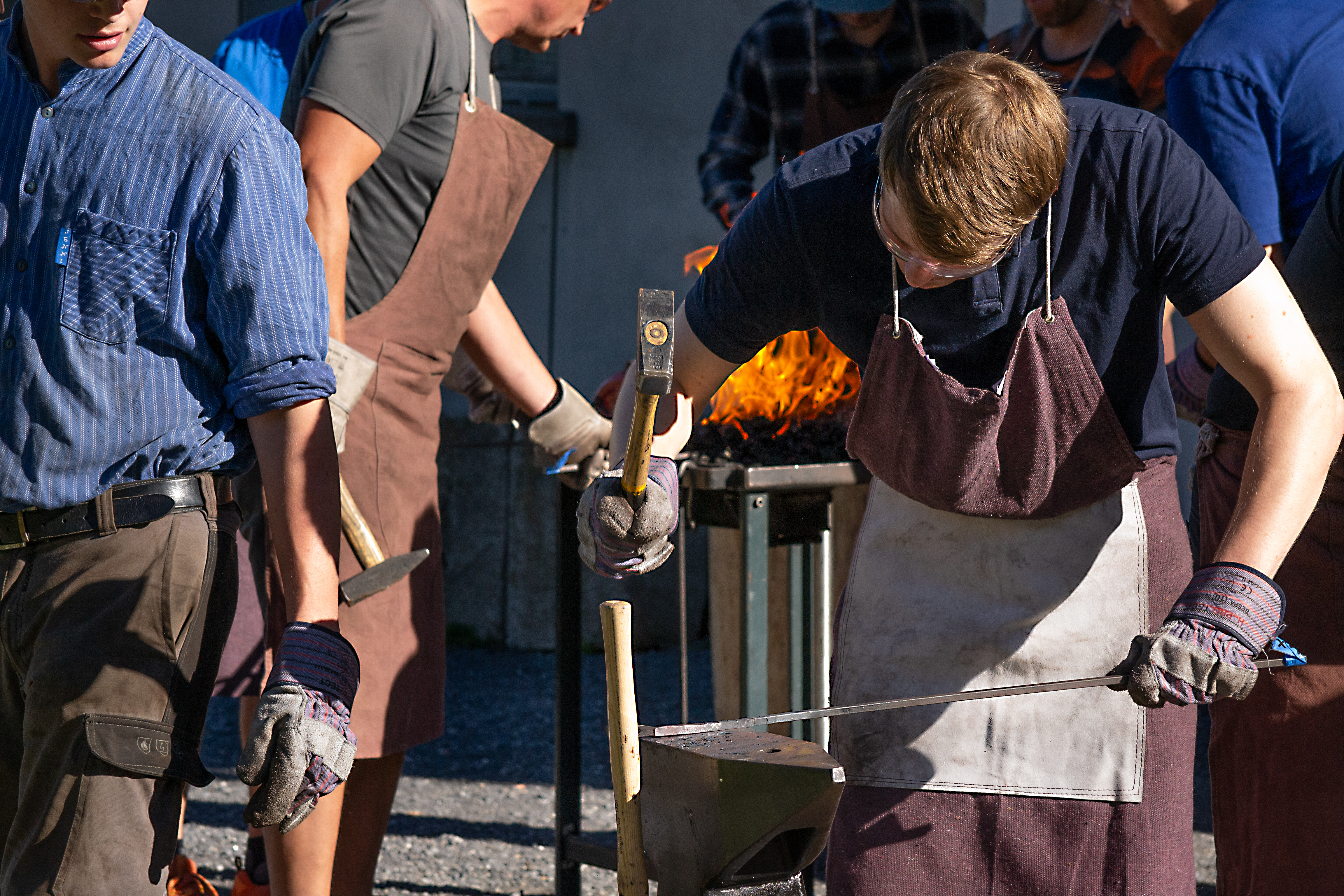Eventagenturen: Grillspiess schmieden – Handwerk, Feuer & Teamspirit erleben
Erleben Sie ein außergewöhnliches Handwerks-Abenteuer: Beim Grillspiess schmieden lernen Sie unter professioneller Anleitung die Grundzüge des traditionellen Schmiedens kennen und formen Ihren eigenen Grillspiess direkt am Amboss.

Dieses Erlebnis verbindet Interaktion, Spaß und frische Luft – ideal für Teams, Vereine, Firmen oder Gruppen, die etwas Einzigartiges mit den eigenen Händen erschaffen möchten. Funken fliegen, das Eisen glüht, und Schritt für Schritt entsteht ein persönliches Werkstück, das Sie mit nach Hause nehmen können - Rafters Outdoor & Events