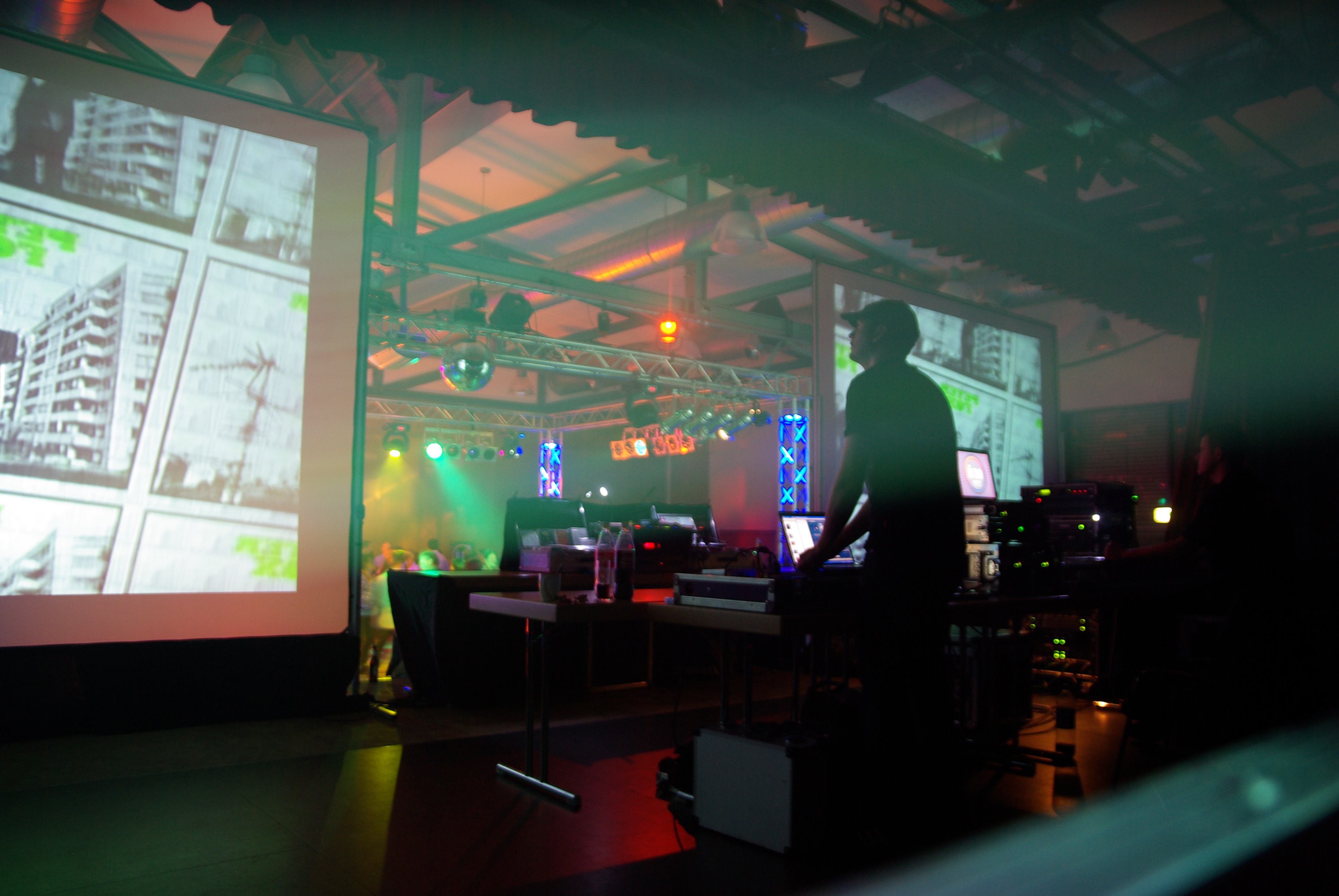 Eventlocations - Videotechnik: Bildschirme bis 65" - Deutschland - Video Disco mit DJ und großer Doppelprojektion - Stadthalle Frechen - NUHNsound