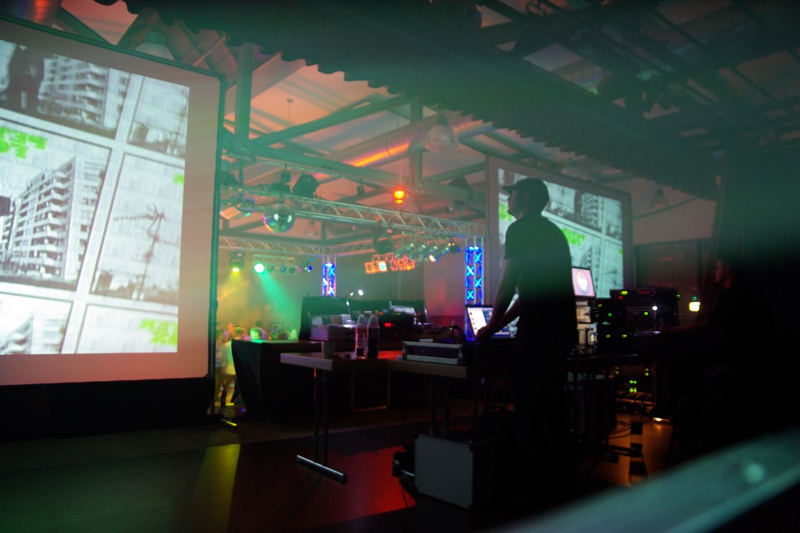 veranstaltungstechnik mieten: Video Disco mit DJ und großer Doppelprojektion - Stadthalle Frechen - NUHNsound