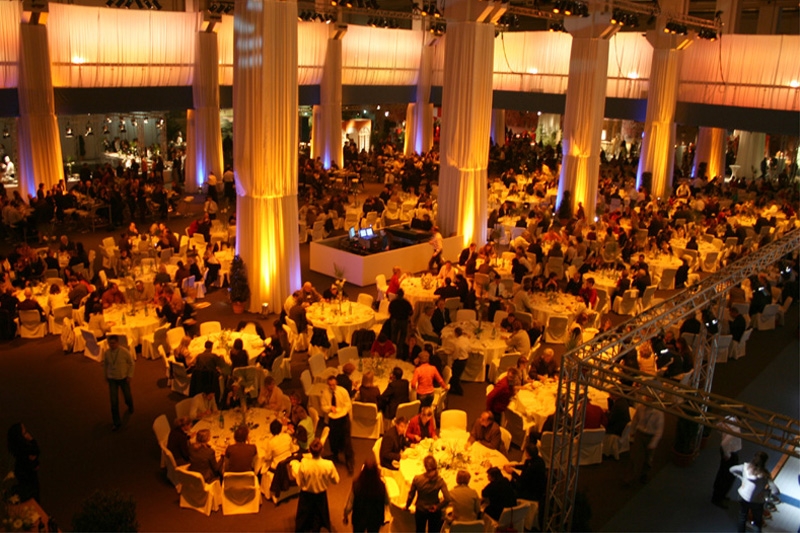 Eventlocations - Videotechnik: Bildschirme bis 65" - Deutschland - 2000 Gäste - Mesehalle mit Ton und Lichttechnik - The Cue Group - Hamburg