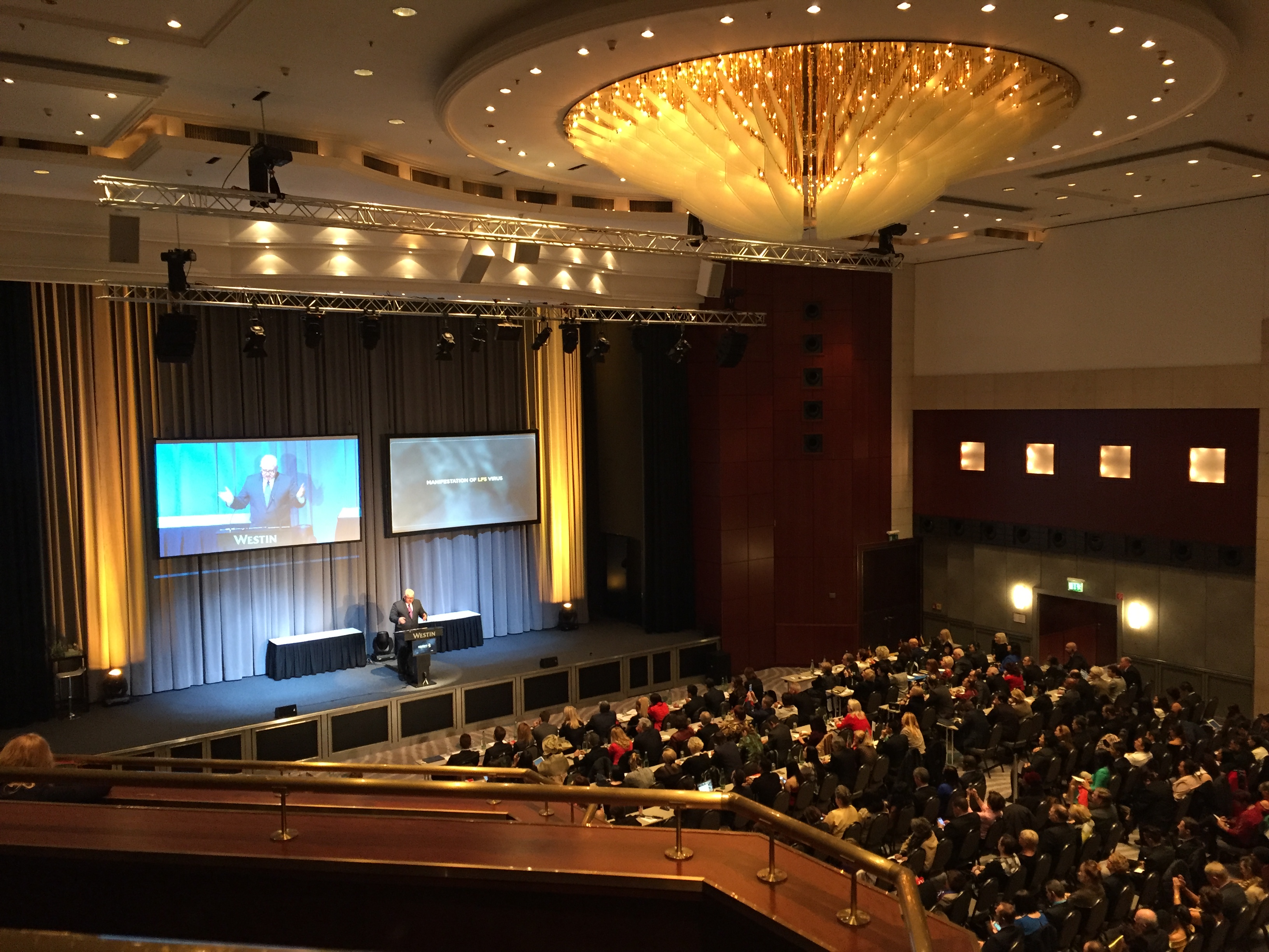 Eventlocations - Videotechnik: Bildschirme bis 65" - Deutschland - Westin Hotel mit einer Doppelprojektion, Line-Array - The Cue Group - Hamburg