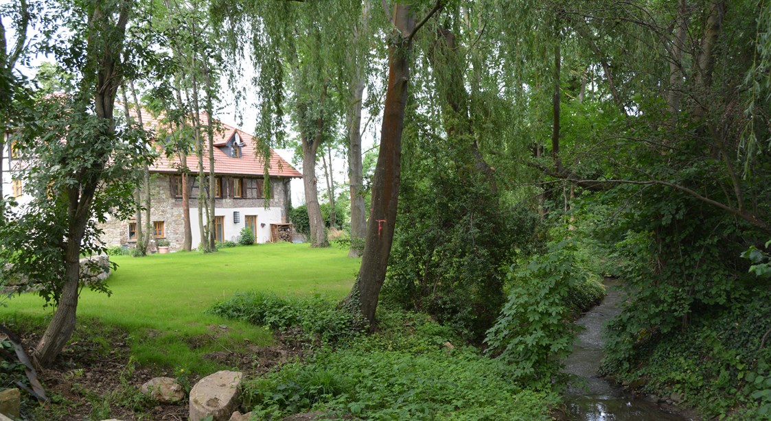 Location: Der rauschende Wiesbach mitten im Park - Raumühle Eventlocation