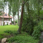 Locations: Der rauschende Wiesbach mitten im Park - Raumühle Eventlocation