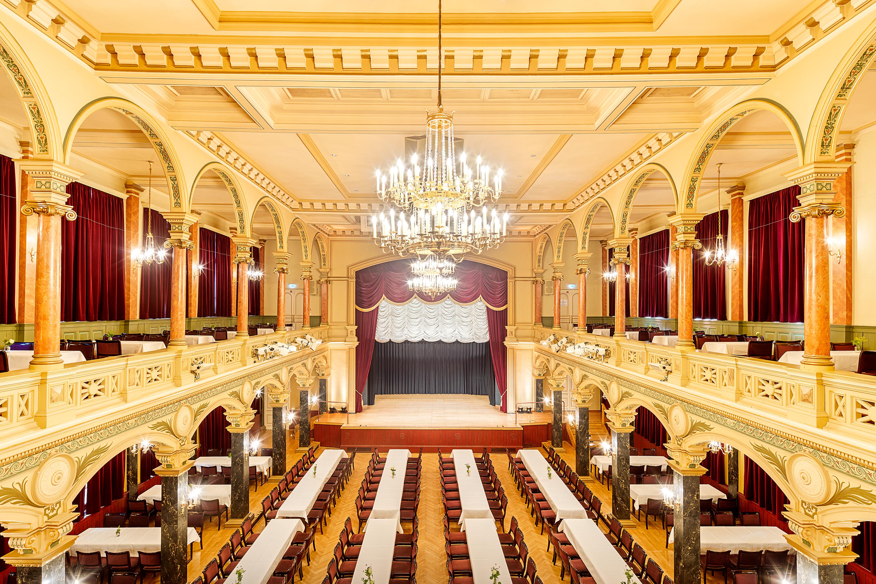 Eventlocation: Festsaal mit Bankettbestuhlung und Blick auf die Bühne - Musikhalle