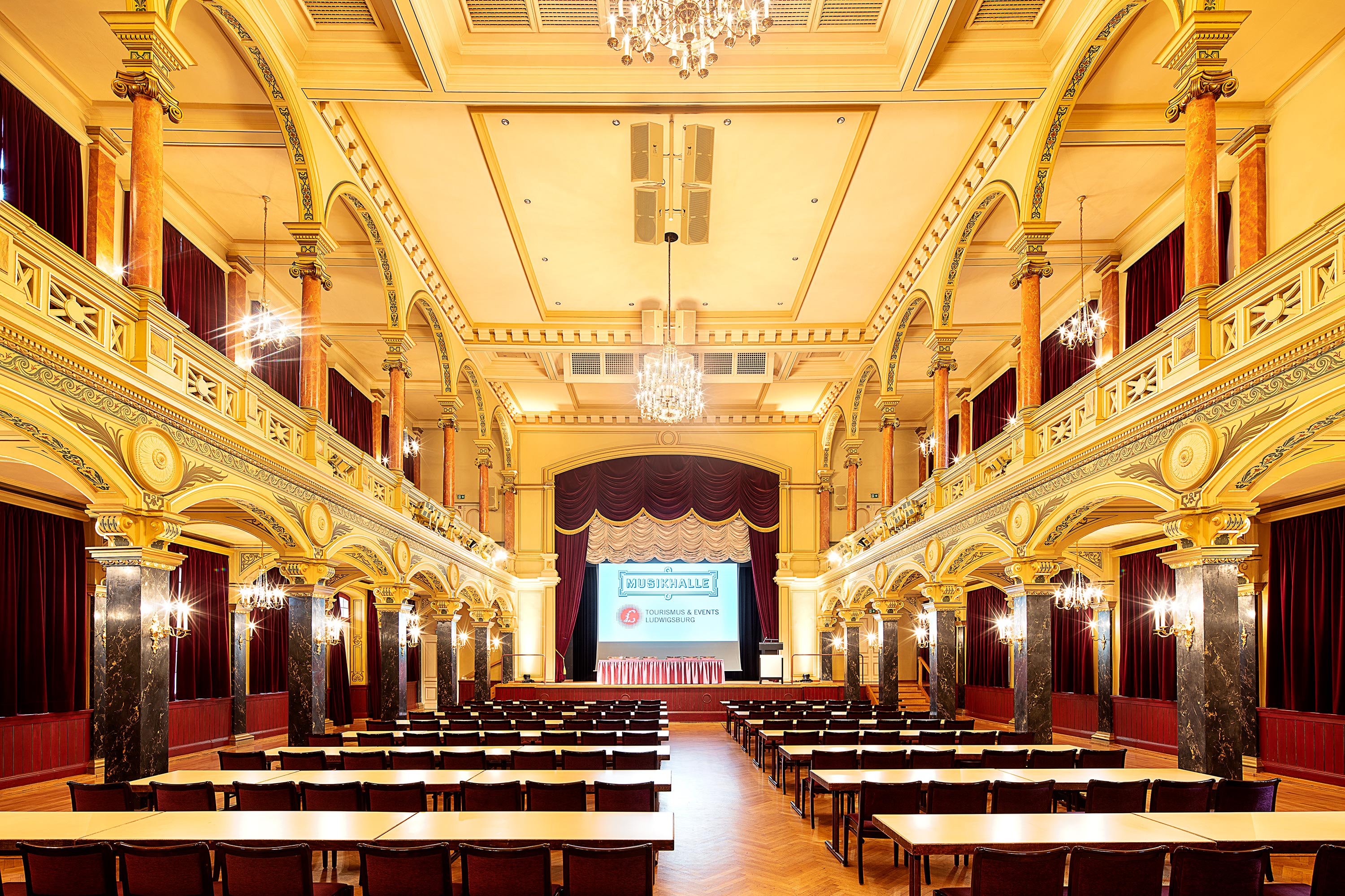 Eventlocations - Baden-Württemberg - Festsaal mit parlamentarischer Bestuhlung, Blick auf die Bühne - Musikhalle