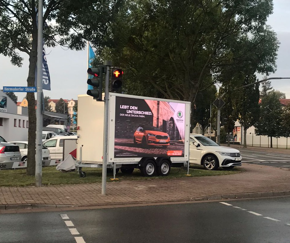 Eventlocations - Videotechnik: Bildschirme bis 103" - Erfurt - Mobiler Videotrailer mit 7 m² hochauflösender Videowand. alle gängigen Medien können übertragen werden.  - Videowall - mobile Videotrailer
