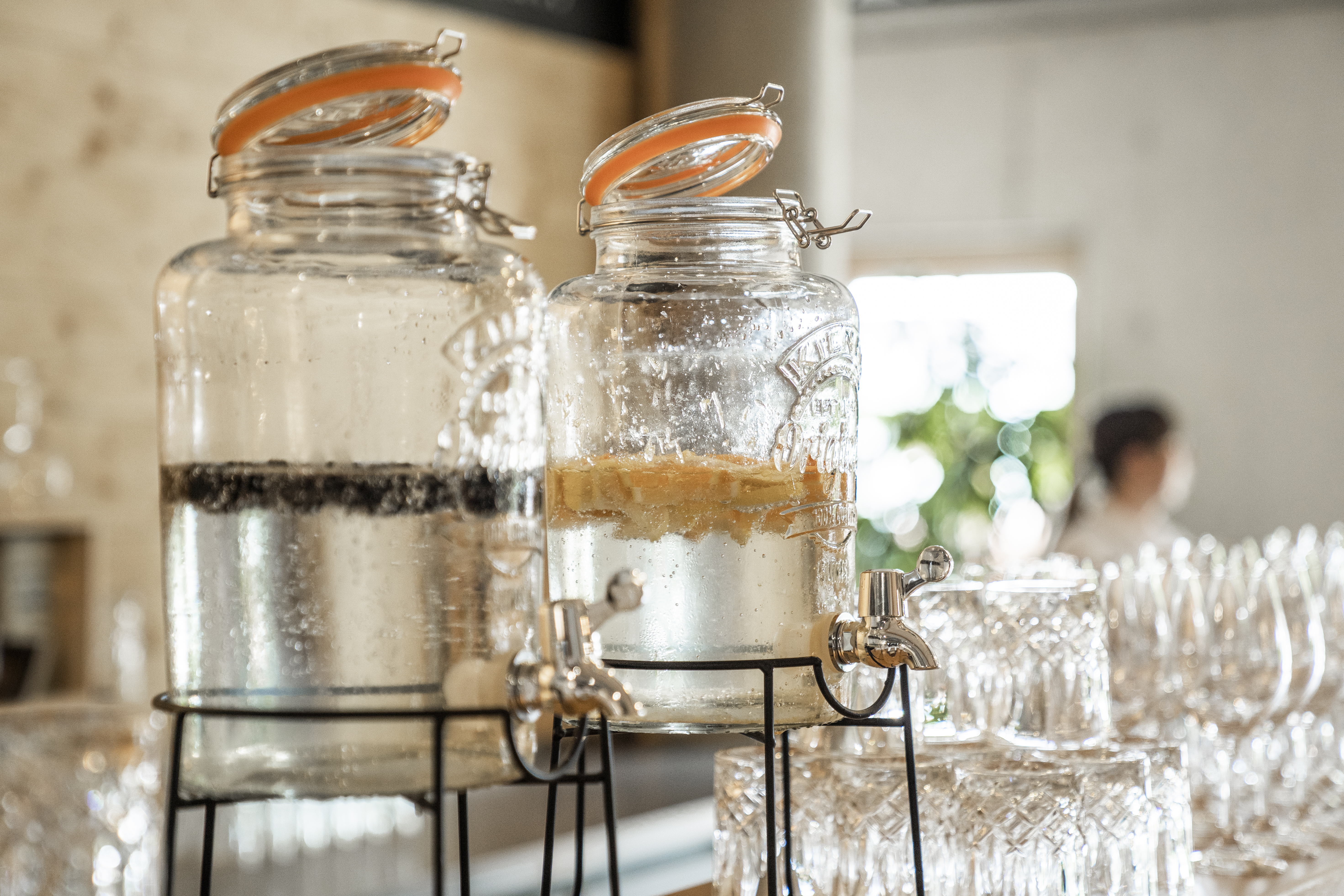 Eventlocation: Wasserbar zum Aperitif mit Beeren & Flavor für die Sonnenterrasse in der Eventtenne Pfaffenhofen bei einer freien Trauung. www.eventtenne.de - Eventtenne Hochzeits- und Veranstaltungslocation