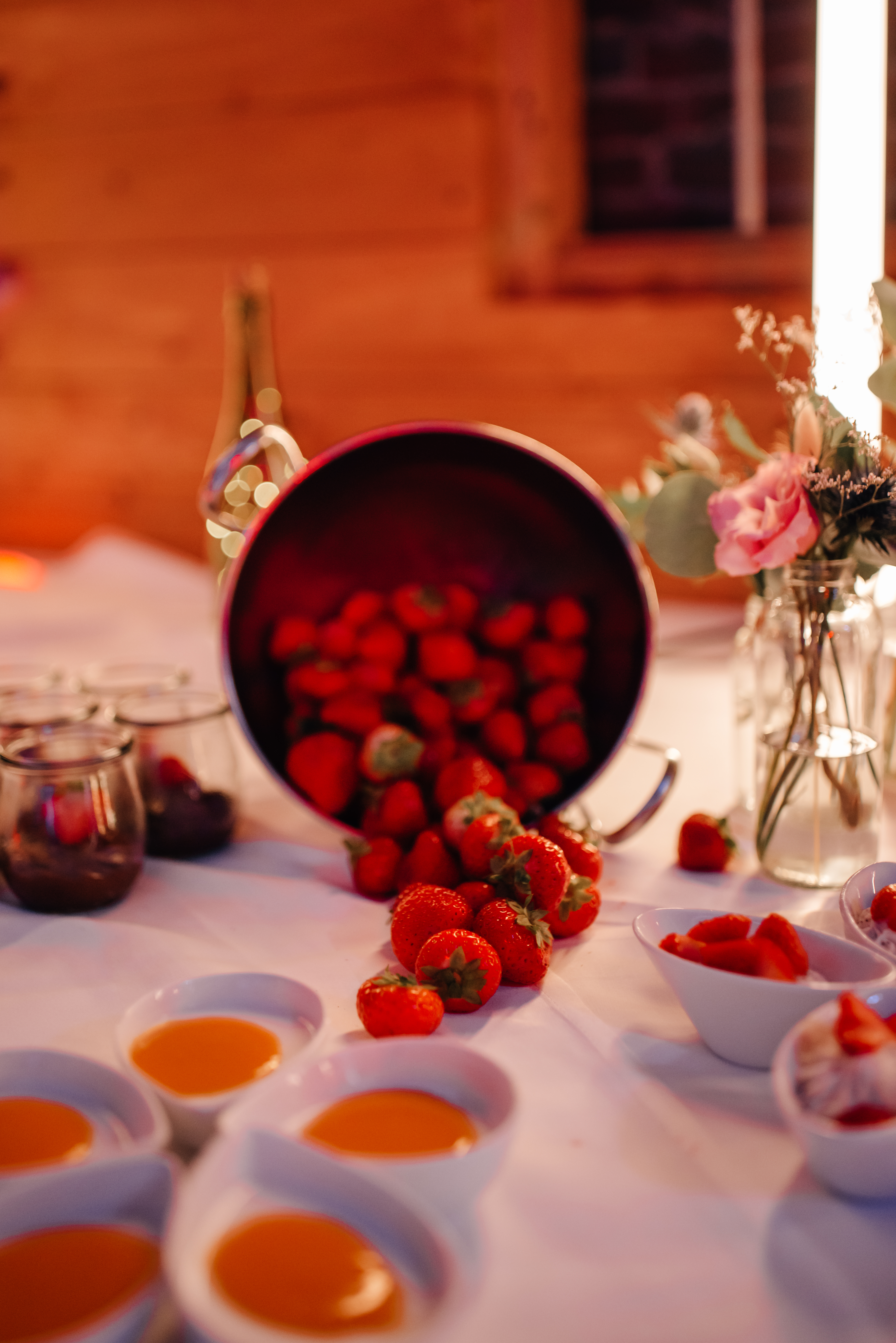 Eventlocation: dessertbuffet mit kleinen schälchen und frischen erdbeeren - Eventtenne Hochzeits- und Veranstaltungslocation