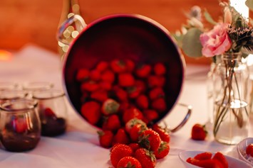 Eventlocation: dessertbuffet mit kleinen schälchen und frischen erdbeeren - Eventtenne Hochzeits- und Veranstaltungslocation