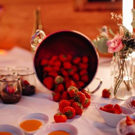 Eventlocation: dessertbuffet mit kleinen schälchen und frischen erdbeeren - Eventtenne Hochzeits- und Veranstaltungslocation