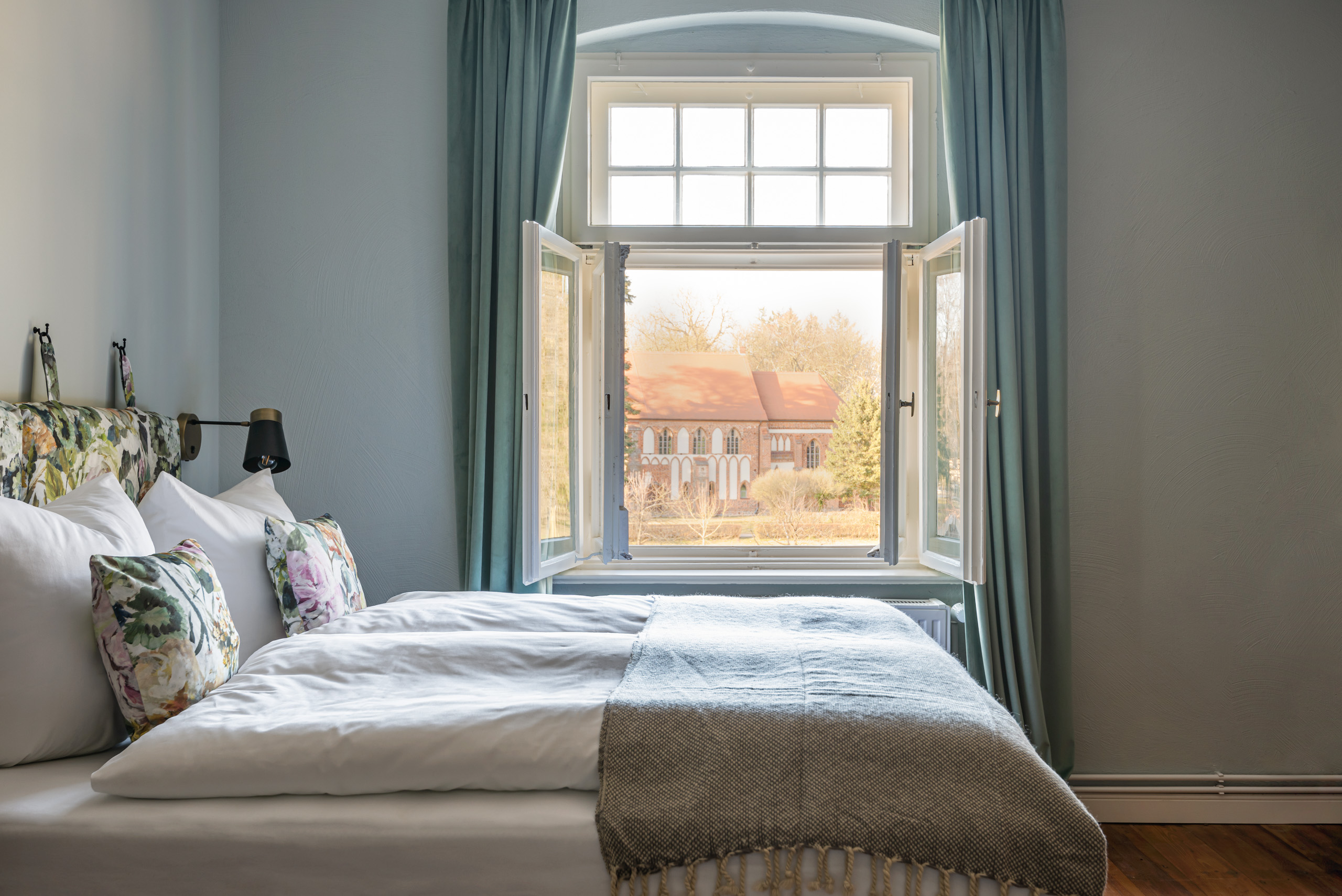 Eventlocation: Doppelzimmer Superior Plus mit Blick zur großen Wiese und Kirche. Bis 4 Personen belegbar. - Klostergartenhotel Marienfließ