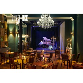 Eventlocation: Vorwerck Restaurant - der Bühnenraum mit dem weißen Flügel - Restaurant Vorwerck