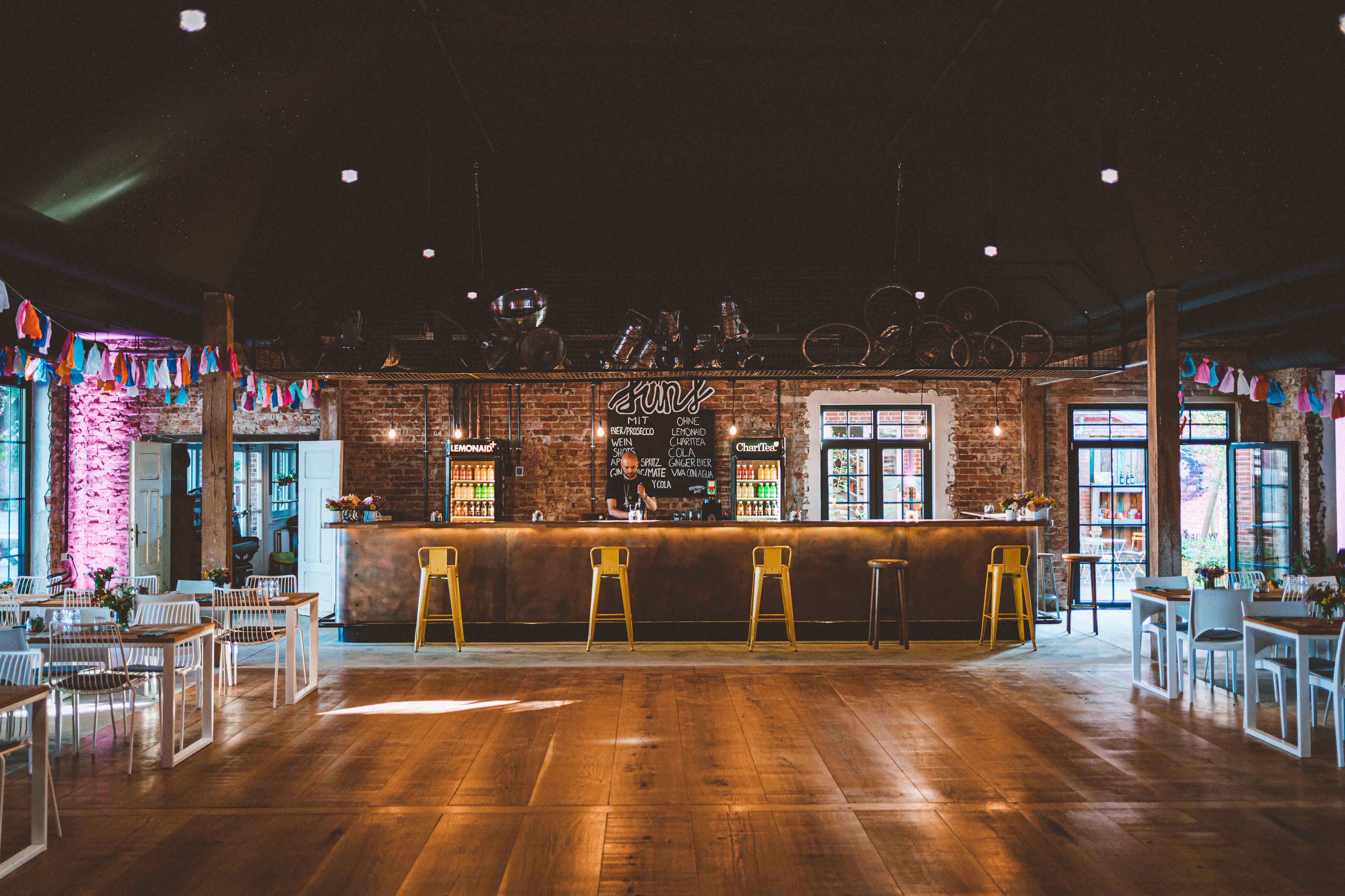 Eventlocations - Niedersachsen - Der Eventsaal im Kliemannsland mit Blick auf die Theke - Das Kliemannsland