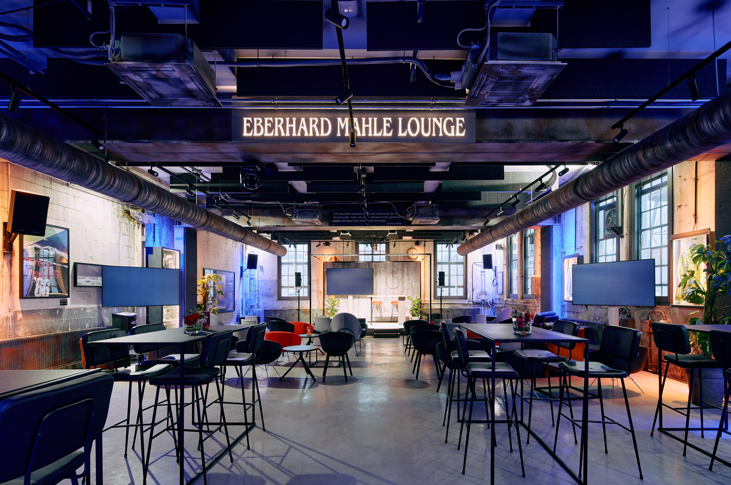 Eventlocations - Baden-Württemberg - Gebäude 01- Eberhard Mahle Lounge
165 m² / 199 Personen max.
157 Personen in Reihenbestuhlung
144 Personen in Tafeltischbestuhlung
96 Personen in Bankettbestuhlung
70 Personen in Parlamentbestuhlung

https://motorworld.de/metzingen/eventlocations/eberhard-mahle-lounge/

Foto: Motorworld Village Metzingen - MOTORWORLD Village Metzingen