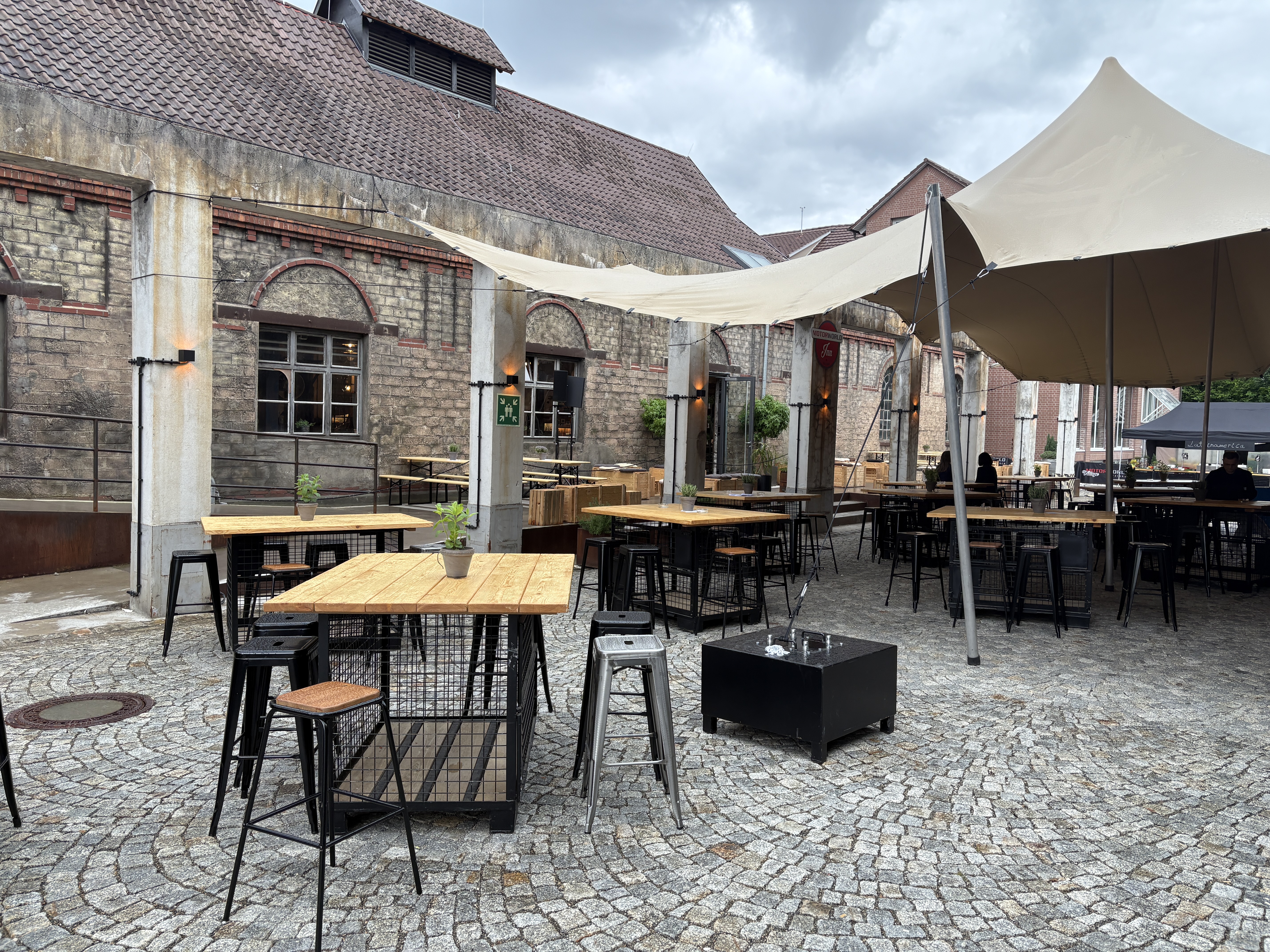 Eventlocation: Marktplatz 
950m²

https://motorworld.de/metzingen/eventlocations/

Foto: Motorworld Village Metzingen - MOTORWORLD Village Metzingen