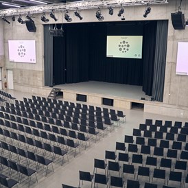 Eventlocation: Der Veranstaltungssaal mit Bühne  - erlebt Forum Landau
