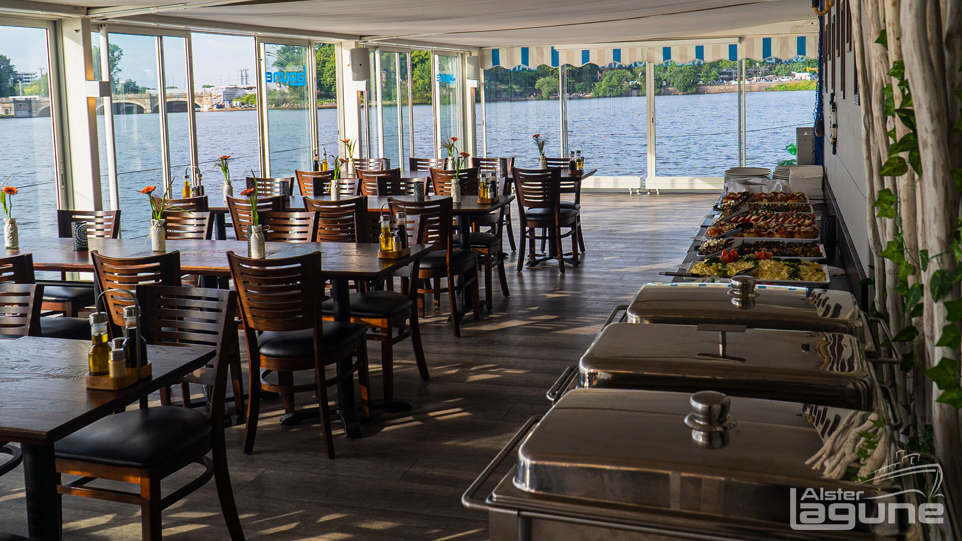 Eventlocations - Hamburg - Innenansicht mit Buffet - Alsterlagune - Alsterlagune