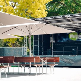 Eventlocation: Die Open Air Eventlocation "Waldbühne am Stadtwald" in Neumünster ist die Adresse für Firmenevents, Betriebsfeiern und Sommerfesten. Feiern Sie mit bis zu 2000 Gästen auf einem Areal von über 4000 qm. - Waldbühne am Stadtwald in Neumünster