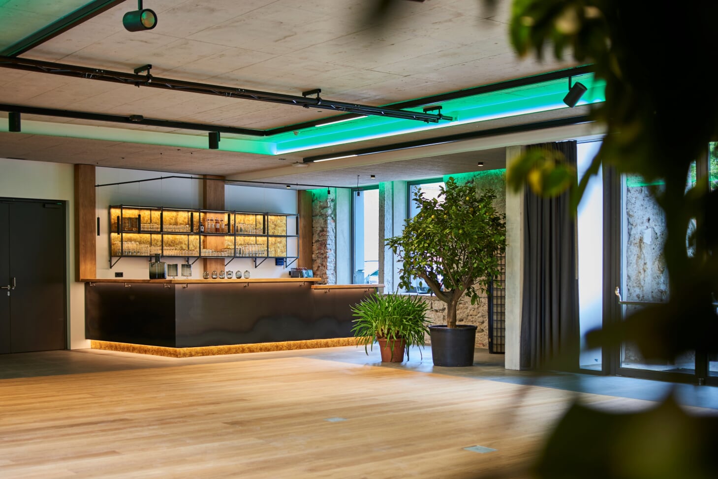 Eventlocations - Salzburg-Stadt (Salzburg) - Die Salzwerkstatt:
Große Eingangstore eröffnen
enorme Möglichkeiten für stilvolle
Produktpräsentationen.
Das Erdgeschoss ist mit
einer vollwertigen Bar ausgestattet
und somit ideal
für Messen, Autoshows,
oder private Feiern. - Magazin3