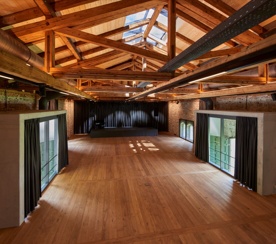 Eventlocation: KONGRESS,
TAGUNGEN,
WORKSHOPS
Die Erfolgsfaktoren für eine Tagung
oder ein Meeting sind vielfältig:
Eine eindrucksvolle Tagungslocation,
eine zentrale Lage und
kulinarische Köstlichkeiten für zwischendurch
gehören in jedem Fall dazu.
Im Magazin3 finden Sie für jeden Anlass
und Personenzahl die perfekten Räumlichkeiten.
Ideal auch für Autopräsentationen, da wir Ihre
Fahrzeuge durch die großen Tore in das Gebäude
fahren und dementsprechend in Szene
setzen können.
Wir bereiten Ihre Tagung oder Ihren Kongress
für ein oder mehrere Tage individuell vor: Vom
Mobiliar über das Catering bis hin zur technischen
Ausstattung. - Magazin3