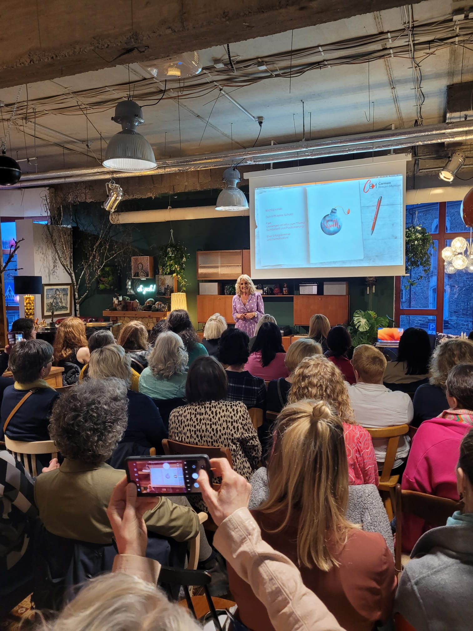 Eventlocations - Brachbach - Bei uns ist Platz für eine Reihenbestuhlung für bis zu 60 Personen. Beamer und Leinwand sind vorhanden. - Vintage Kontor