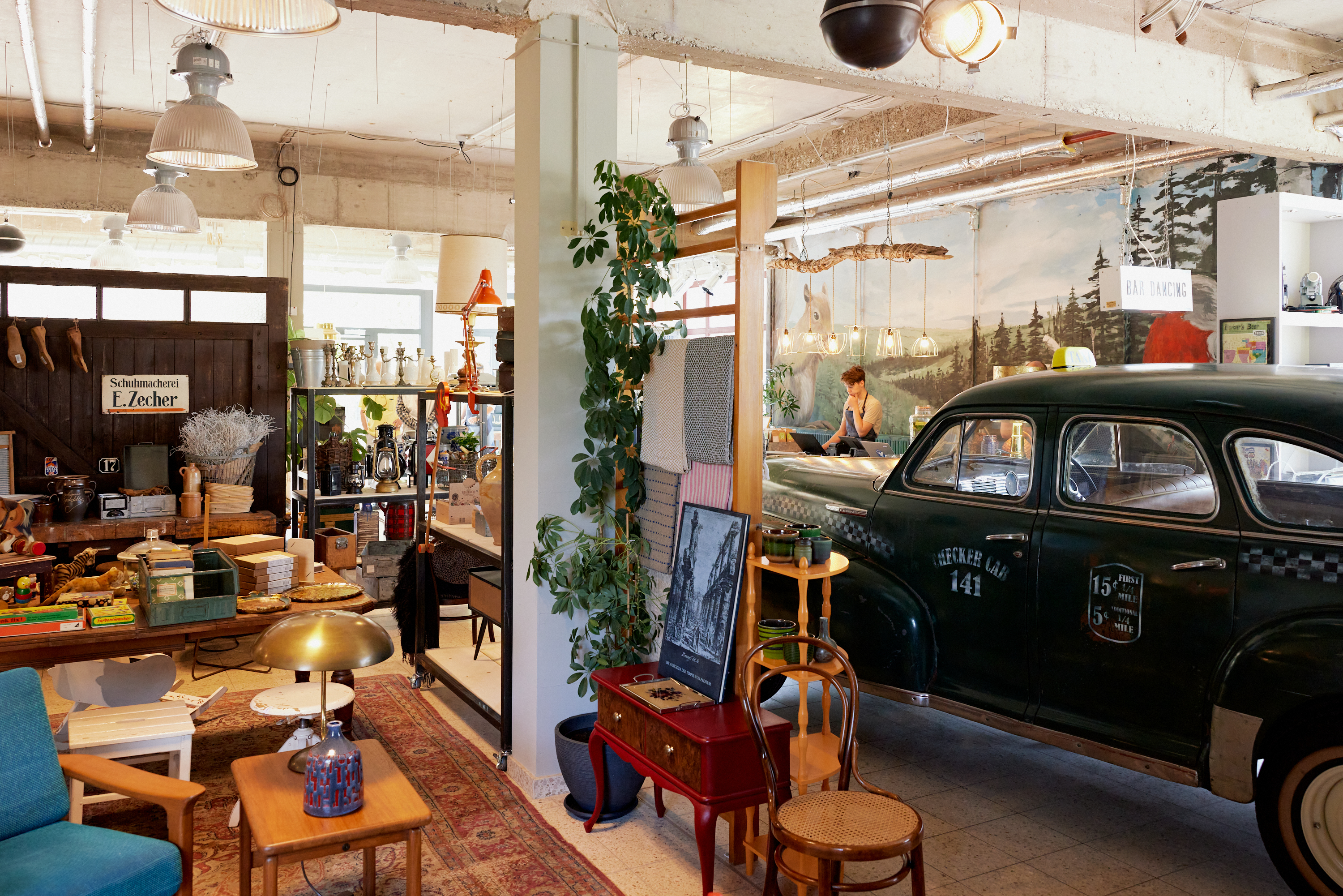 Eventlocation: Der Chevrolet Fleetmaster von 1949 gehört zur Einrichtung.  - Vintage Kontor