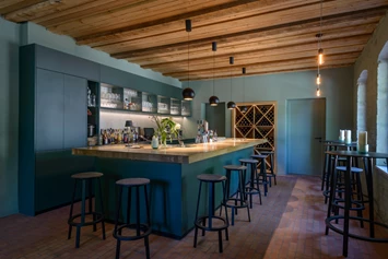 Eventlocation: Modern, ausgestattete Bar mit Platz für bis zu 30 Personen. - Landhaus Kastanie