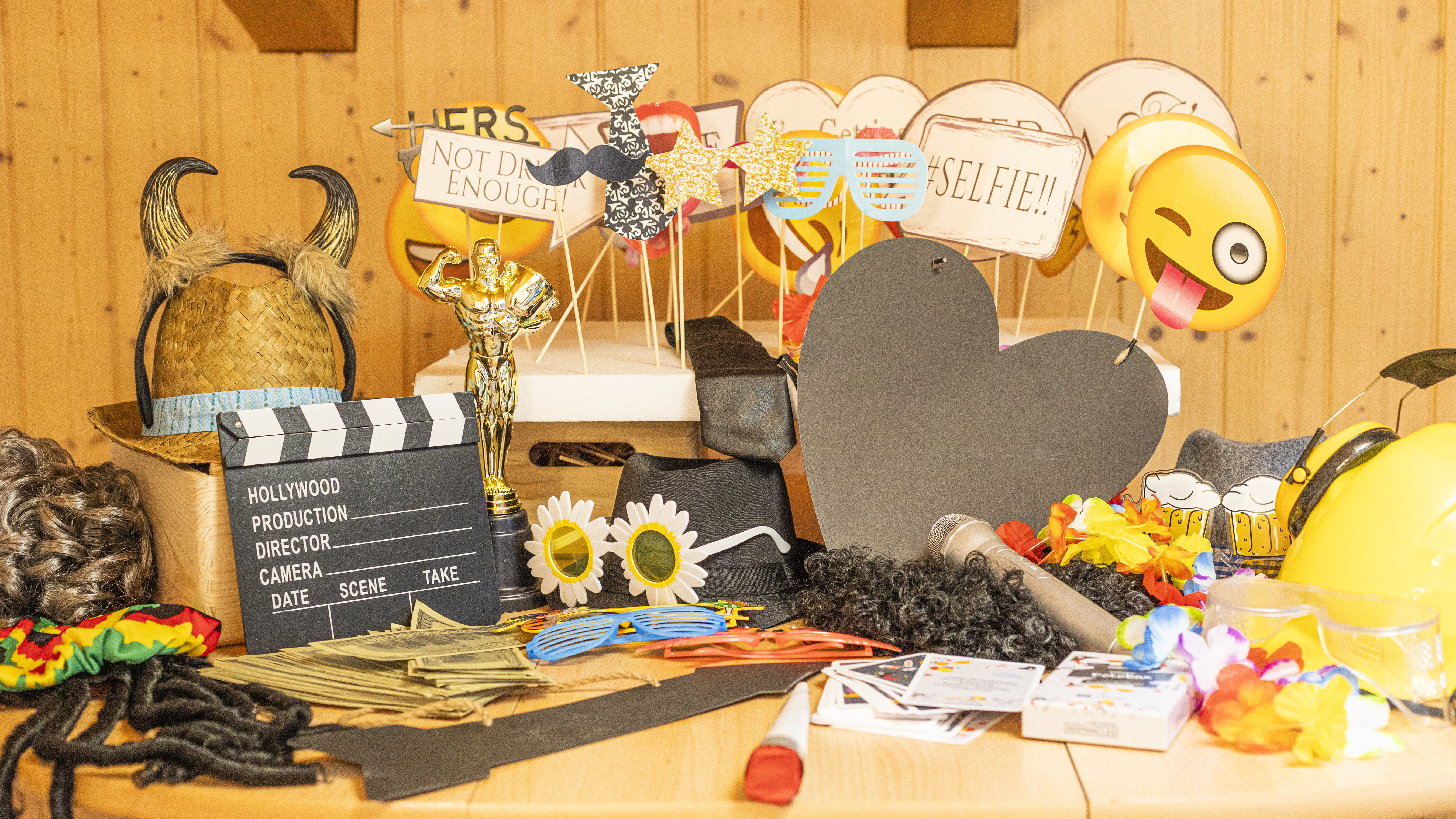 Eventlocations - Schweiz - Accessoires gratis dabei - Retro-Holz Fotobox: Mache dein Event zum Highlight!
