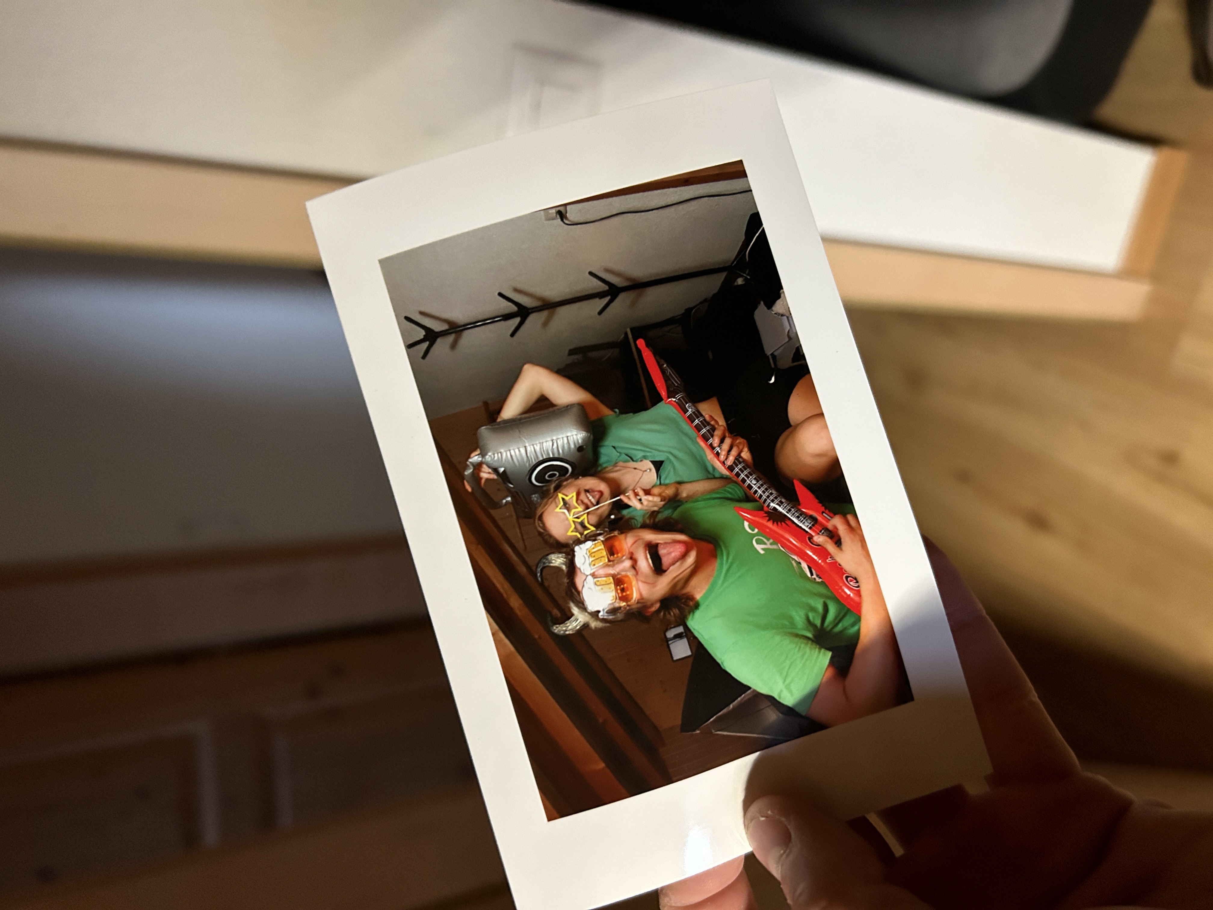 Eventlocations - Schweiz - Premium Fotopapier
Sofortdruck unbegrenzt bei jeder Buchung - Retro-Holz Fotobox: Mache dein Event zum Highlight!